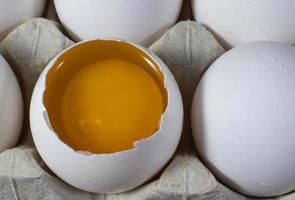 huevos de gallina con medio huevo roto a la luz de la mañana.