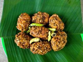 comida lenta de indonesia. fondo de hoja de plátano. primer plano al aire libre.