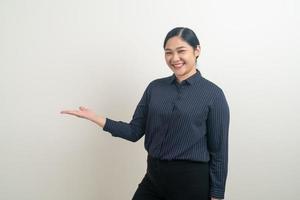 mujer asiática con la mano presentando en la pared foto