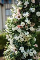 elegantes decoraciones de boda hechas de flores naturales foto