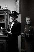 actor de teatro en un sombrero de copa negro en el ambiente retro foto