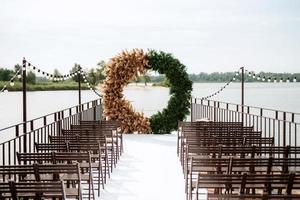 ceremonia de boda hona en el muelle foto