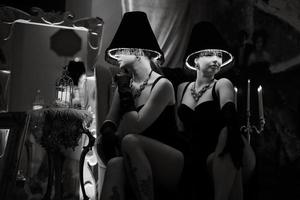 chicas modelo en vestidos negros con lámparas de pie iluminadas foto
