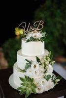 pastel de bodas en la boda de los recién casados foto