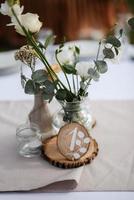 elegantes decoraciones de boda hechas de flores naturales foto