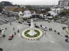 vista aérea del monumento tugu jogja o yogyakarta, indonesia. yogyakarta, indonesia - enero, 2021 foto