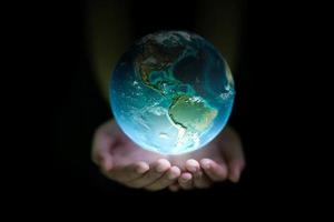 el planeta tierra en una mano humana, concepto del día de la tierra