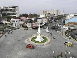 vista aérea del monumento tugu jogja o yogyakarta, indonesia. yogyakarta, indonesia - enero, 2021 foto