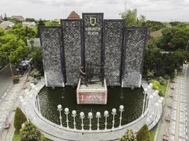 vista aérea de la estatua de batik en la ciudad de klaten con el nombre de inicio de sesión. klaten, indonesia - diciembre de 2020 foto