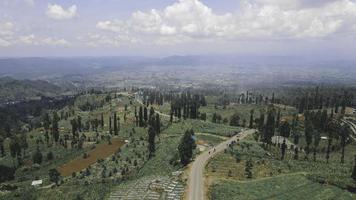 vista aérea del valle de la montaña con paisajes verdes en el volcán sindoro foto
