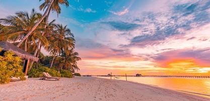 tranquilo resort de verano hotel vacaciones paisaje de vacaciones. playa de la puesta del sol de la isla tropical. palmeras orilla mar arena. naturaleza exótica escénica, inspiradora y pacífica reflexión del paisaje marino, asombrosa puesta de sol en el cielo foto