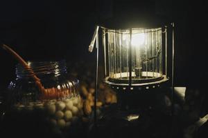 lámpara uplik o teplok con wedhang ronde al lado. teplok es una lámpara tradicional con queroseno foto