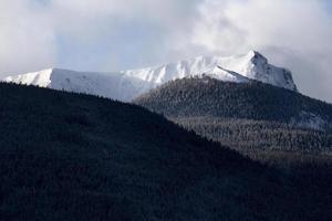 montañas rocosas en invierno foto