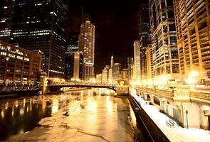 fotografía nocturna de la ciudad del centro de chicago foto