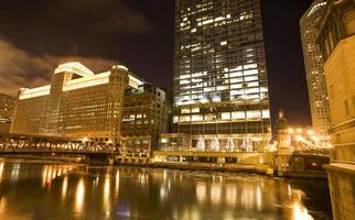 fotografía nocturna de la ciudad del centro de chicago foto