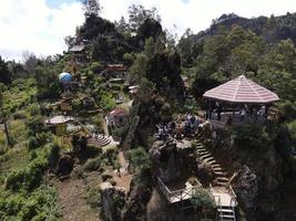 vista aérea de una colina llamada batu pandang ratapan angin, una vista desde el lago telaga warna. foto