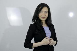 la joven asiática de negocios es feliz y tiene un aspecto de confianza. foto