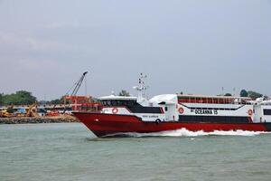 varias actividades de barcos en el puerto de sri bintan pura en la ciudad de tanjung pinang, concretamente en la costa oeste de la isla de bintan foto