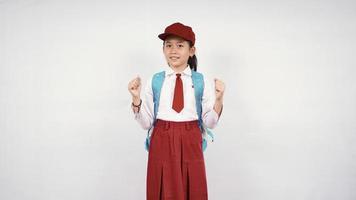 emocionada niña de la escuela primaria asiática aislada sobre fondo blanco foto