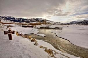 parque de yellowstone wyoming invierno nieve soda butte creek foto