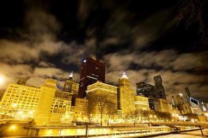 fotografía nocturna de la ciudad del centro de chicago foto