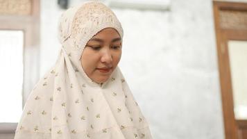 las mujeres musulmanas asiáticas realizan las oraciones obligatorias en la mezquita foto