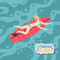personaje de surfista de niña acostada en la tabla de surf, pancarta de deporte acuático de playa recreativa, mujer joven disfrutando de vacaciones de verano vector ilustración dibujada a mano plana
