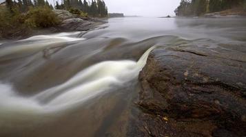 rápidos del norte de manitoba cerca de thompson canadá foto