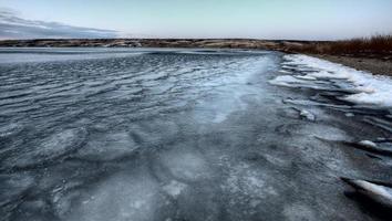 formación de hielo en el lago foto