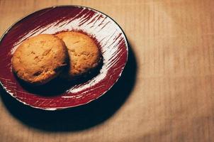 round crunchy sweet cookies on a red saucer photo