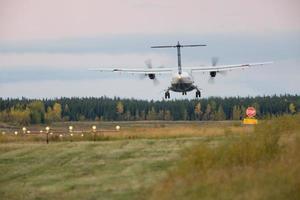 avión aterrizando aeropuerto thompson manitoba foto