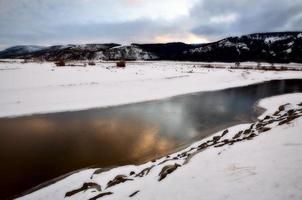 parque de yellowstone wyoming invierno nieve soda butte creek foto