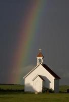 iglesia campestre y arcoiris foto