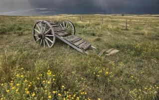 antiguo carro de ruedas de la pradera saskatchewan foto