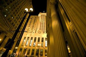 fotografía nocturna de la ciudad del centro de chicago foto