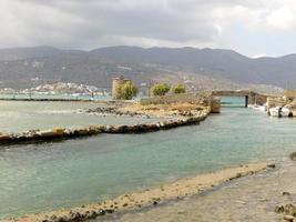 creta, grecia. 29 de septiembre de 2014. vista del viejo puente de piedra en el flotador después de la tormenta del mar. foto