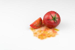 tomates sobre un fondo blanco foto