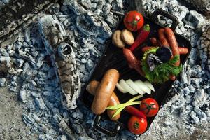 un plato sobre brasas frías foto