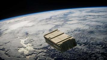vecchia scatola di legno sull'orbita terrestre video