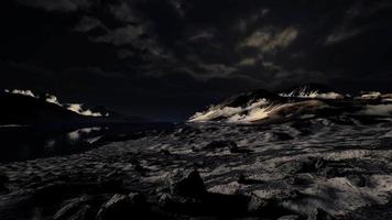 paesaggio drammatico in antartide con tempesta in arrivo video