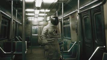 astronaut inuti den gamla icke-moderniserade tunnelbanevagnen i usa video