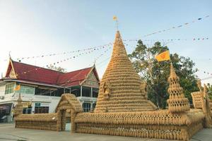 lom sak, phetchabun diciembre de 2021 wat khosa thachang durante la puesta de sol. la pagoda hecha de arroz y el interior por un agricultor que se construirá al final de cada año foto