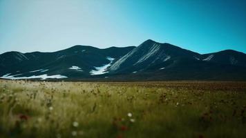 vista panorâmica da paisagem montanhosa alpina nos Alpes video