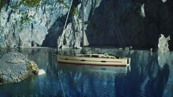 wit jacht voor anker in een baai met rotsachtige kliffen video