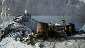 botti di legno con pesce di mare sulla spiaggia di sabbia video