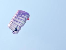 un paracaídas sobre un fondo de cielo azul foto