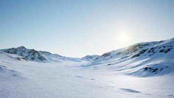 Luftlandschaft von schneebedeckten Bergen und eisigen Küsten in der Antarktis video