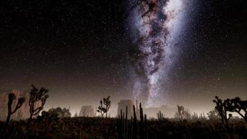 hyperlapse dans le désert du parc national de la vallée de la mort au clair de lune sous les étoiles de la galaxie video