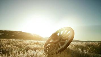roda de madeira velha na colina ao pôr do sol video