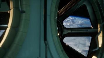 vista de cabina desde la estación espacial internacional que opera cerca del planeta tierra video